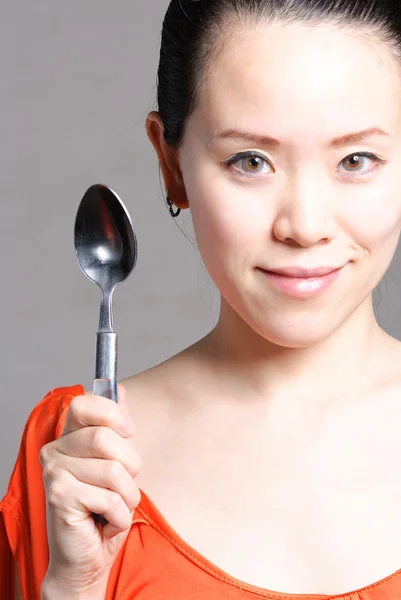 Una hermosa mujer comiendo comida de un tazón — Foto de Stock