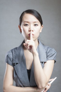 hafif bej takım içinde iş kadını