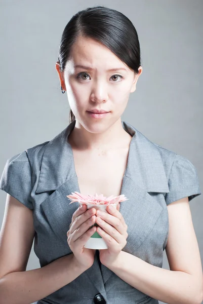 Mooi meisje holding orchidee bloem in haar handen — Stockfoto