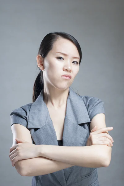 严肃的商业女人白，侧重于汉上作出停止标志 — 图库照片