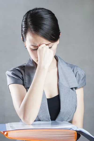 Worried business woman with a headache at the office — Stock Photo, Image