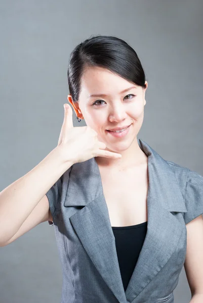 Aantrekkelijke zakenvrouw met behulp van mobiele telefoon — Stockfoto