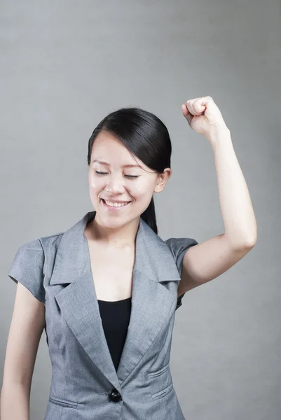 Feliz mujer asiática con sus brazos en el aire animando — Foto de Stock