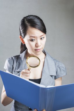 Ona gösterilen büyüteç ile güzel genç kadın portresi