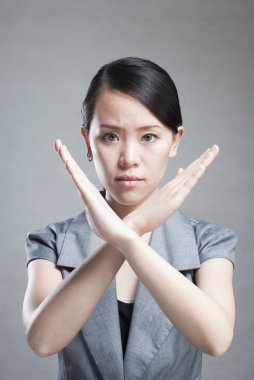 Beyaz, han odaklanma üzerinde dur işareti yapmak ciddi bir iş kadını