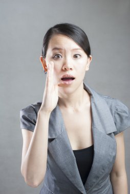 genç kadın üzerinde izole beyaz arka plan bağırıyor.