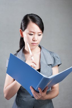 parlak görüntü klasörleri ile güzel kadının