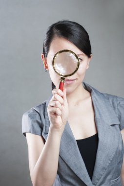 Ona gösterilen büyüteç ile güzel genç kadın portresi