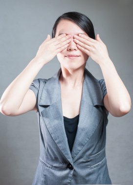 Beyaz, han odaklanma üzerinde dur işareti yapmak ciddi bir iş kadını