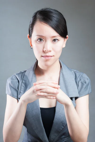 Mujeres jóvenes en el pensamiento — Foto de Stock