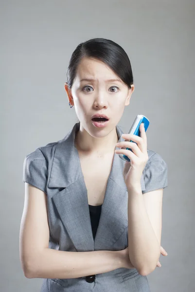 Aantrekkelijke zakenvrouw met behulp van mobiele telefoon — Stockfoto