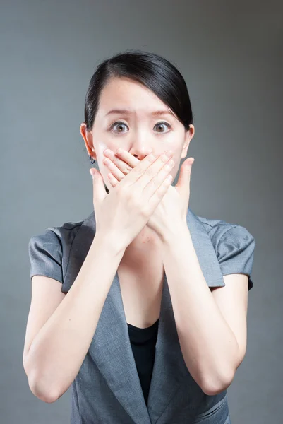 Junge Frauen halten das Konzept des Mundes aufrecht — Stockfoto