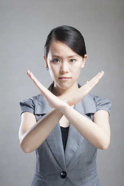 Donna d'affari serio facendo stop segno sopra bianco, concentrarsi su han — Foto Stock