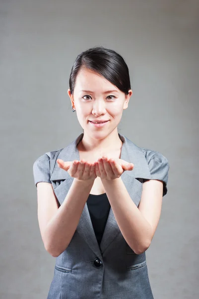 Nettes glückliches Mädchen, das etwas auf Kopierfläche präsentiert — Stockfoto