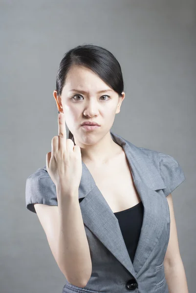 Schöne, junge Frau zeigt den Mittelfinger — Stockfoto