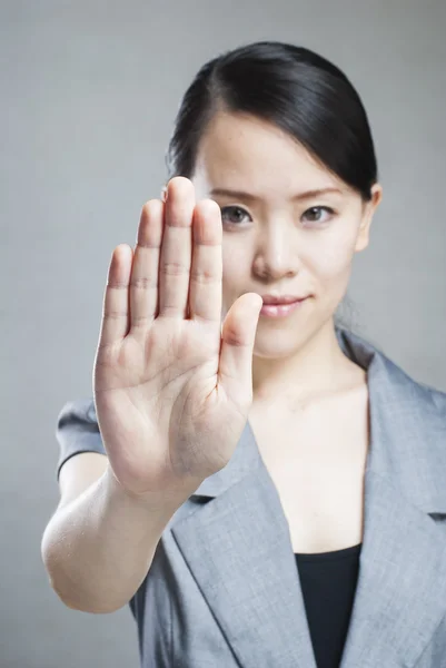 Ernsthafte Geschäftsfrau macht Stoppschild über weiß, konzentrieren sich auf han — Stockfoto