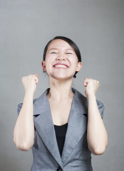 Feliz mujer asiática con sus brazos en el aire animando — Foto de Stock