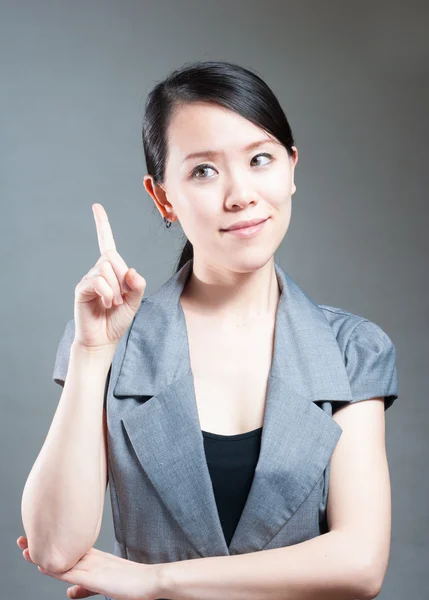 Donna d'affari serio facendo stop segno sopra bianco, concentrarsi su han — Foto Stock