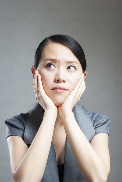 Mooie vrouw in het rood geïsoleerd op wit — Stockfoto