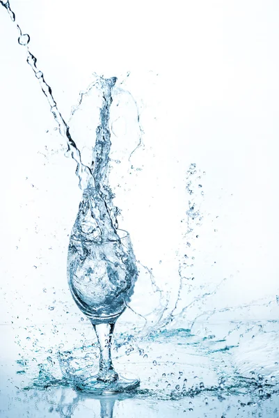 Wasser spritzt aus Glas — Stockfoto