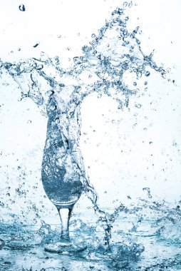 Cam dışında su sıçrama