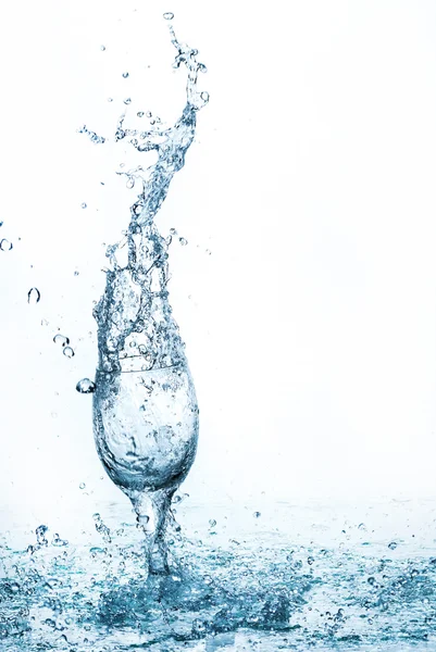 Wasser spritzt aus Glas — Stockfoto