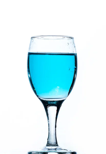 Wasser spritzt aus Glas — Stockfoto