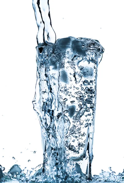 Wasser spritzt aus Glas — Stockfoto