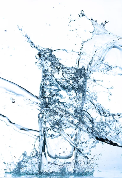 Wasser spritzt aus Glas — Stockfoto