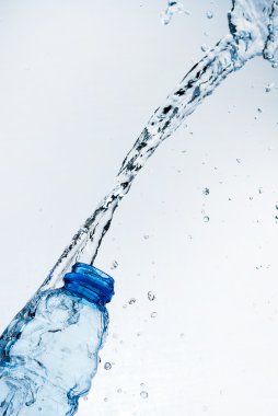 Cam dışında su sıçrama