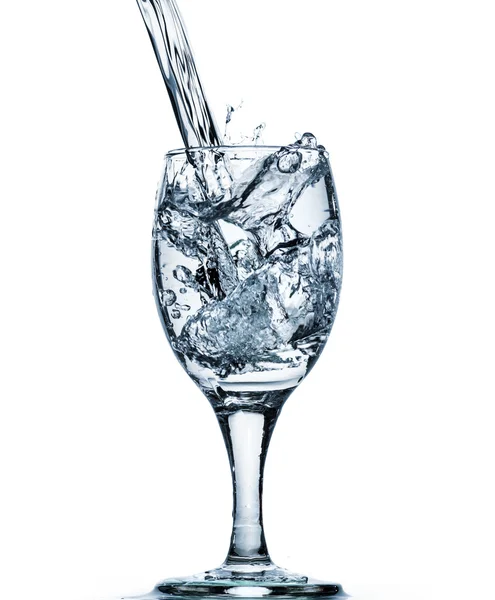 Wasser spritzt aus Glas — Stockfoto