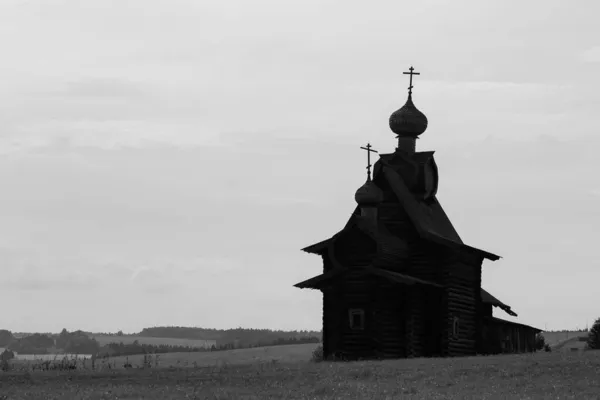 Schwarze Holzkirche Steht Auf Dem Feld — Stockfoto