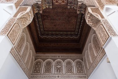 Duvar, Arapça şekilli süslemelerle donatılmış.