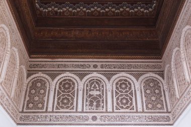 Duvar, Arapça şekilli süslemelerle donatılmış.