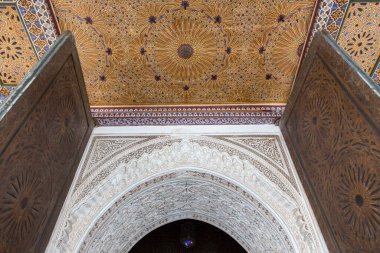 Duvar, Arapça şekilli süslemelerle donatılmış.