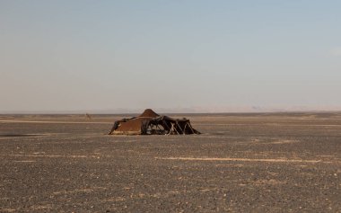 Çölde bir kulübe.