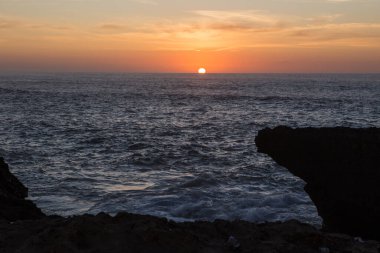 Deniz günbatımı, dalgalar ile