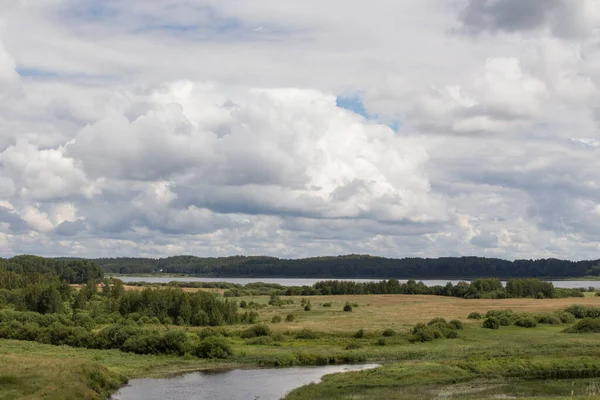 Sommerlandschaft Eines Flusses Auf Einer Ebene Unter Schönen Wolken — Stockfoto