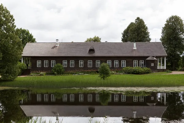 Uma Longa Casa Escura Andar Com Janelas Brancas Refletida Lagoa — Fotografia de Stock