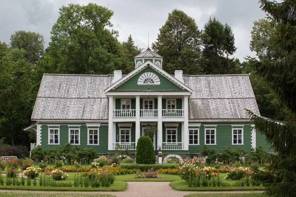 Gewächshaus Mit Säulen Klassischen Stil Zwischen Den Bäumen — Stockfoto