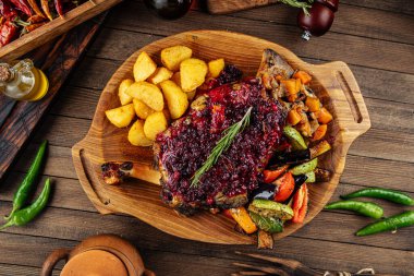 Yaban mersini soslu kuzu budu ve sebze.