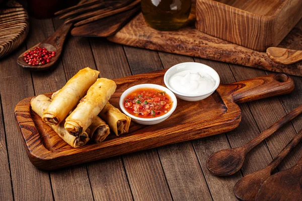 Spring rolls with salsa sauce and sour cream — Stock Photo, Image