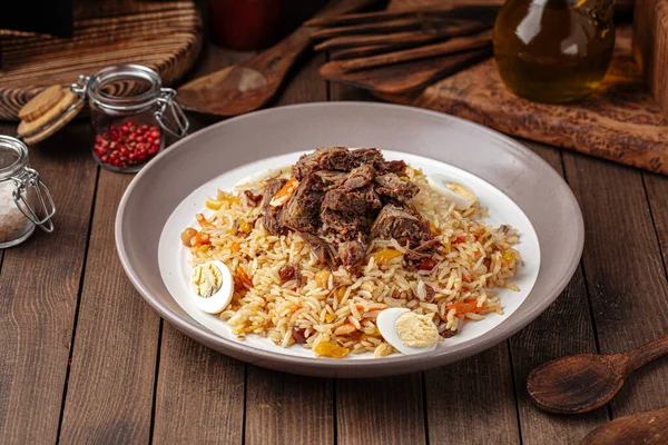 Uzbek hidangan nasional pilaf dengan nasi dan daging — Stok Foto