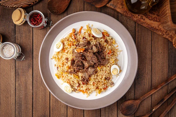Plato nacional uzbeko pilaf con arroz y carne — Foto de Stock