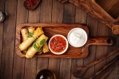 Salsa soslu ve ekşi kremalı börek.