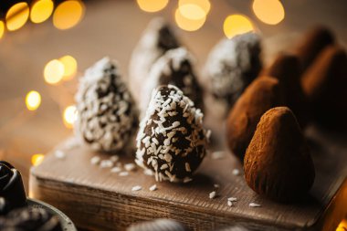 Hindistan cevizi ve kakaolu el yapımı organik çikolatalar.