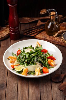 Ahşap zemin üzerinde karides olan Arugula salatası.