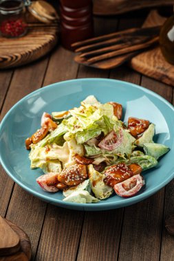 Kızarmış tavukla taze karışık salata.