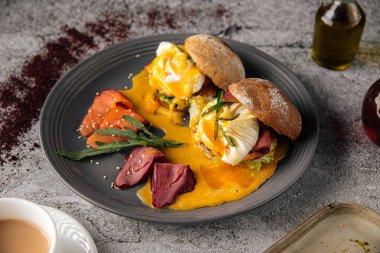 Jambonlu Benedict yumurtası.