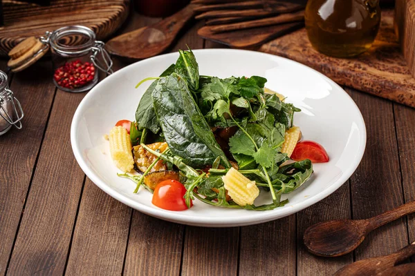 Salada de espinafre saudável com berinjela e milho bebê — Fotografia de Stock